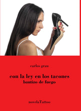 Cargar imagen en el visor de la galería, Con la ley en los tacones, de Carlos Grau
